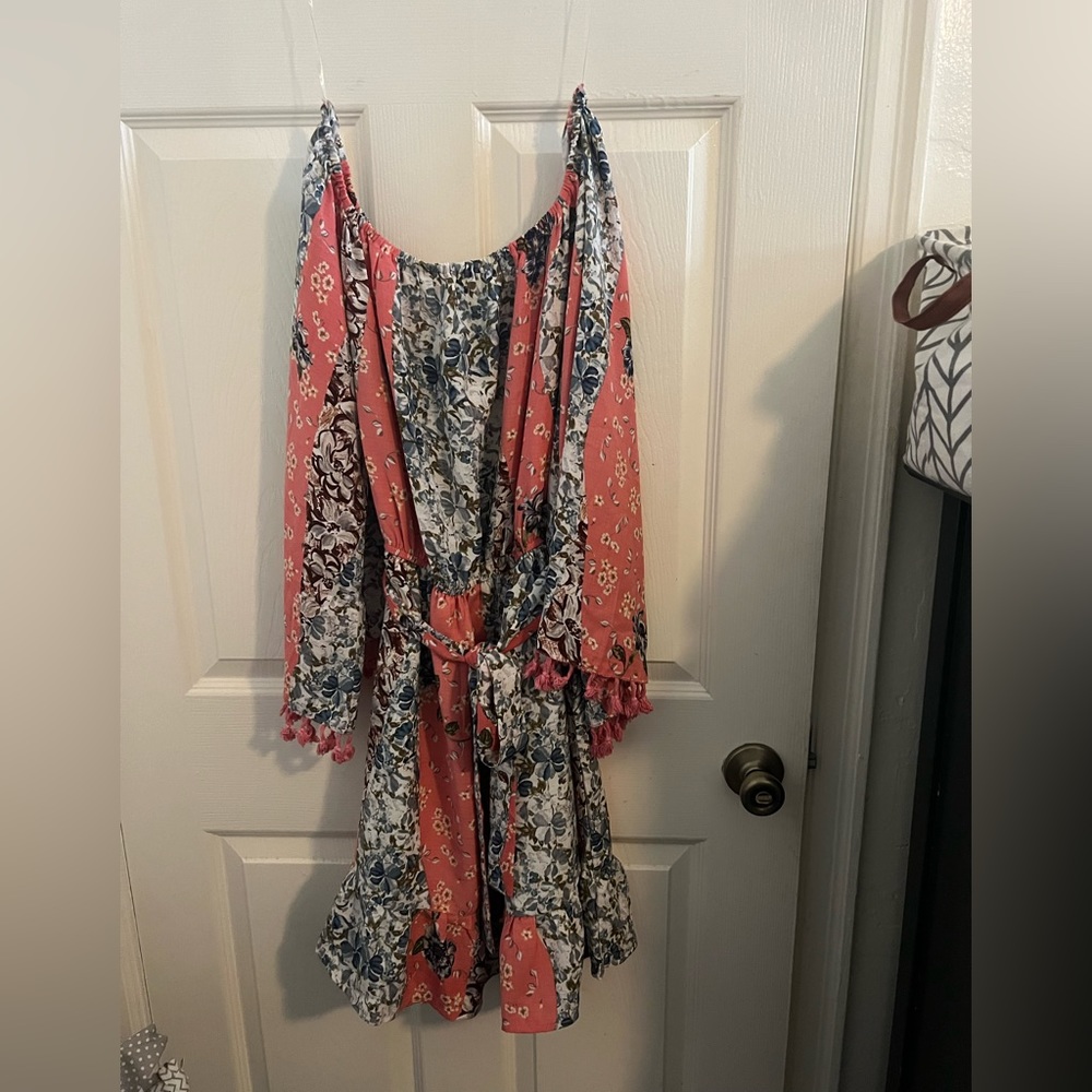 Cute dress, has slip underneath, bell sleeves, hits knee on me 5’2.